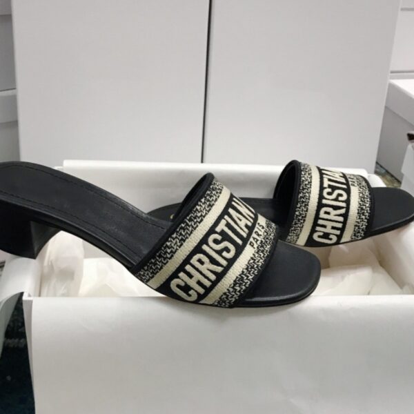 Summer New D Family Old Flower Embroidered Flat Slippers Women's Outfit Beach Casual Sandals Trendy - Image 2